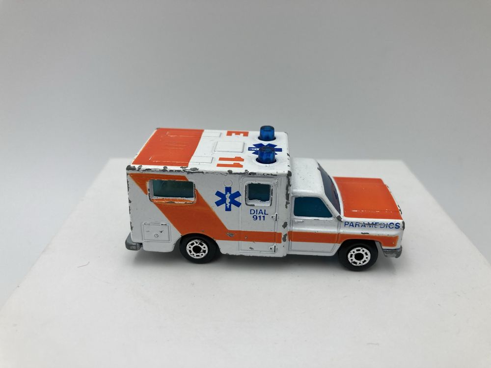 Matchbox 1977 Chevy Ambulance White & Orange karetka