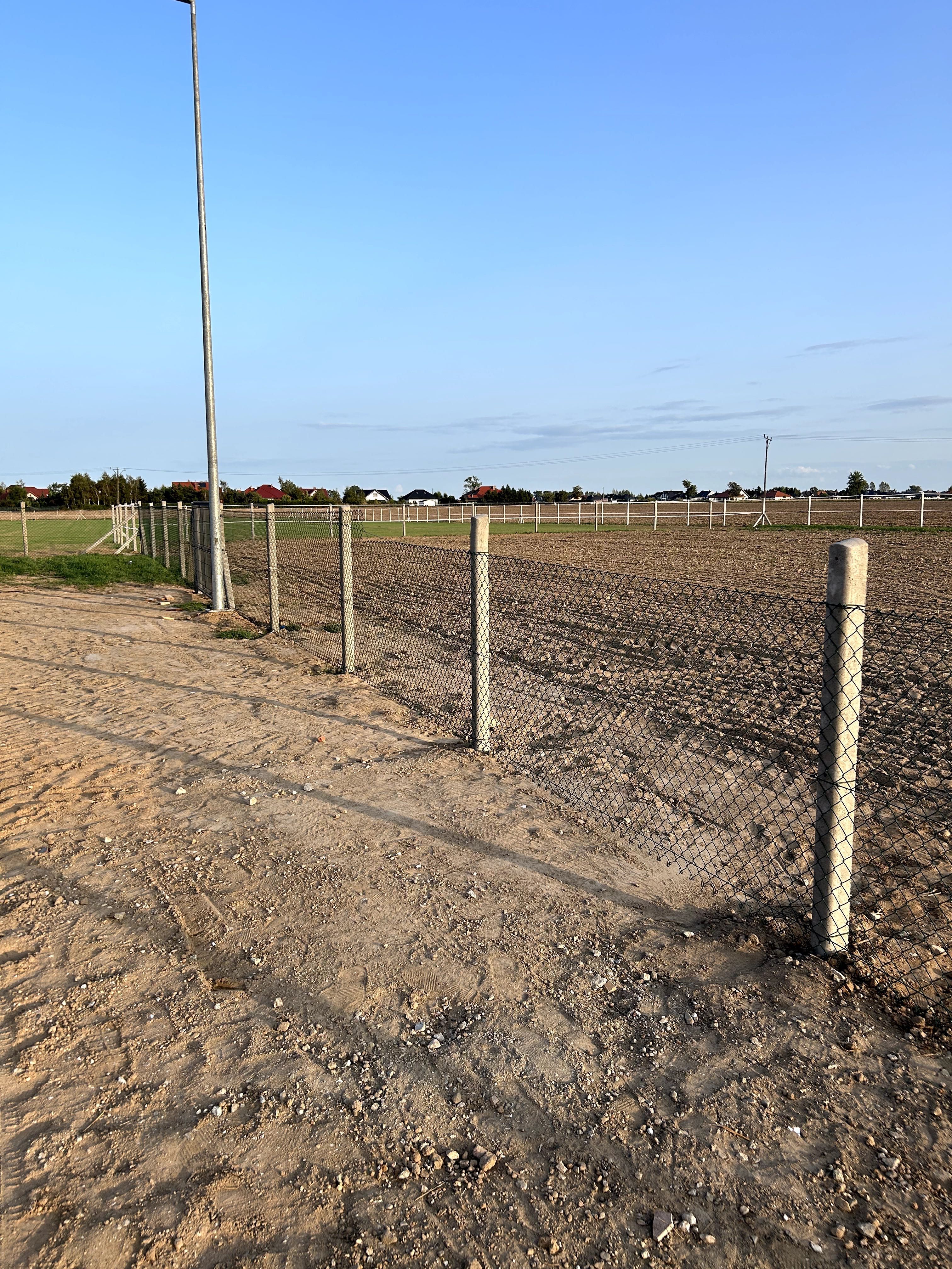 Słupki betonowe pod siatkę leśną 220cm