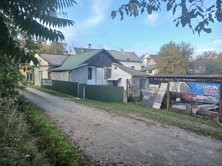 Продається половина будинку в місті Добромиль