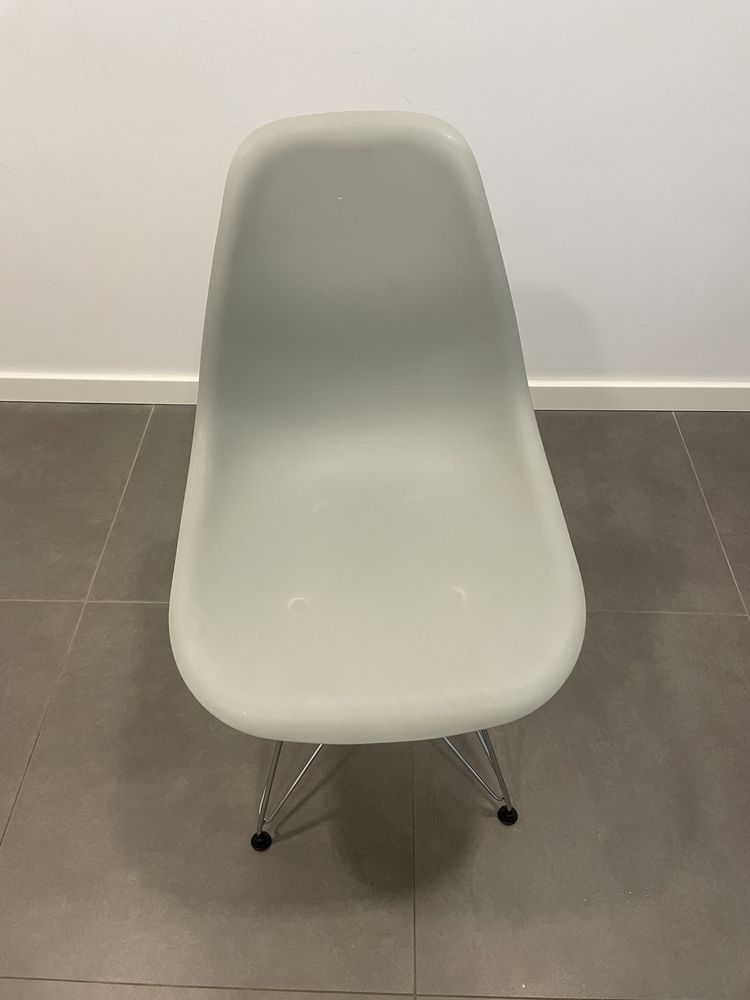 Cadeira cinza, pés inox