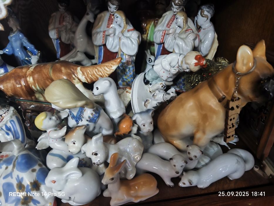 Фарфорові та глиняні статуетки