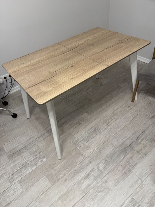 Стіл на кухню та мʼякі стільці