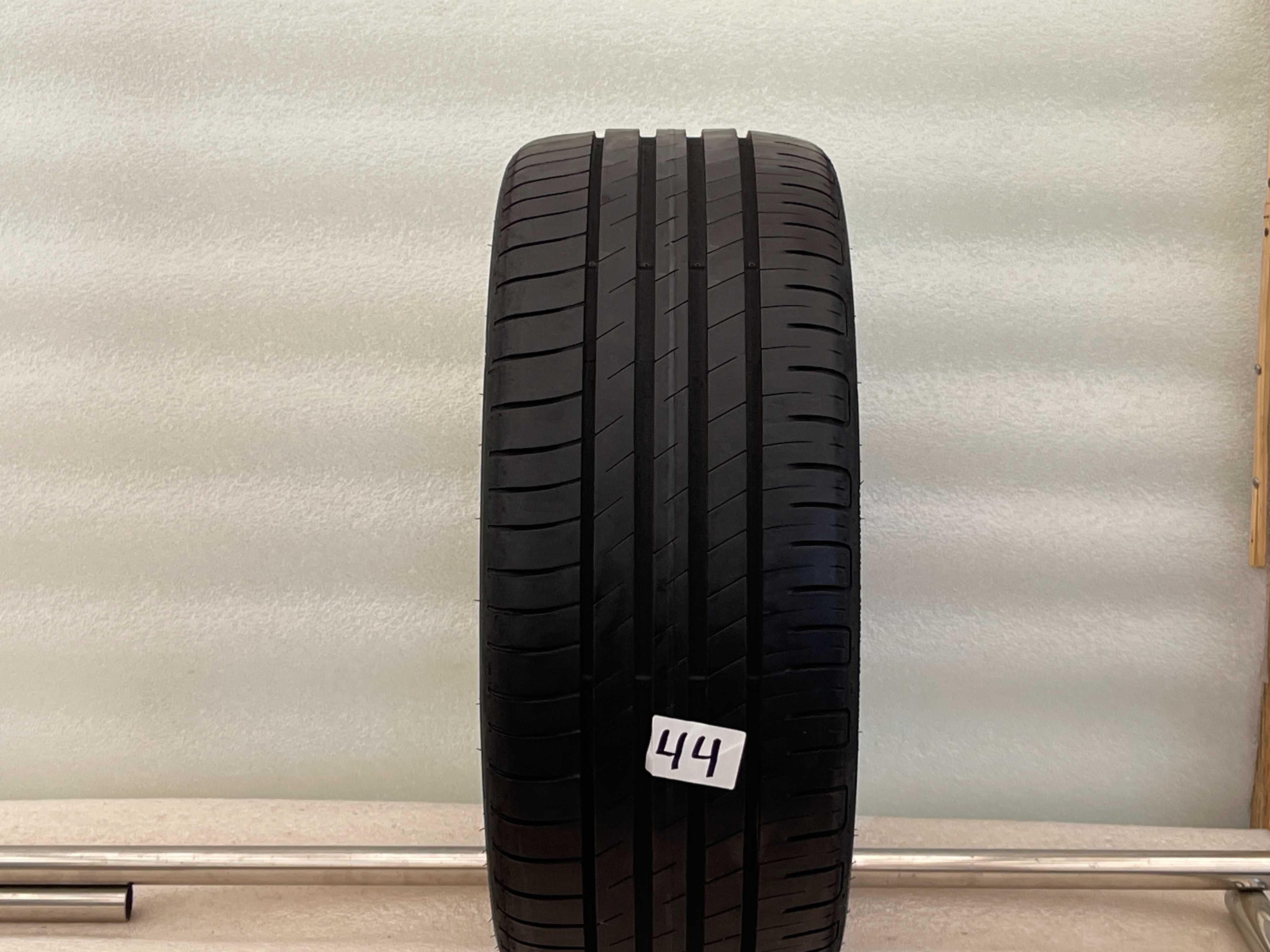 225/40 R18 Goodyear {1 шина  }