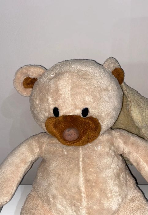 Uroczy brązowy miś z czapeczką i kubraczkiem na guziczki