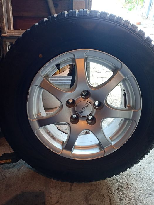 Komplet felg aluminiowych z oponami zimowymi marki Falken rozmiar 16