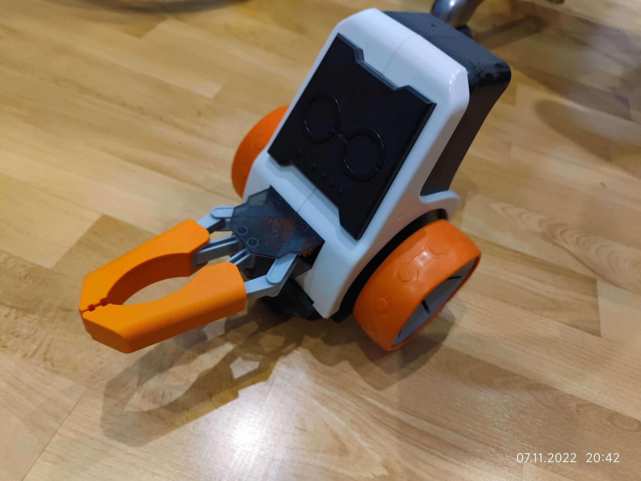 Robonex, Innobot zdalnie sterowany robot smartfon programowany