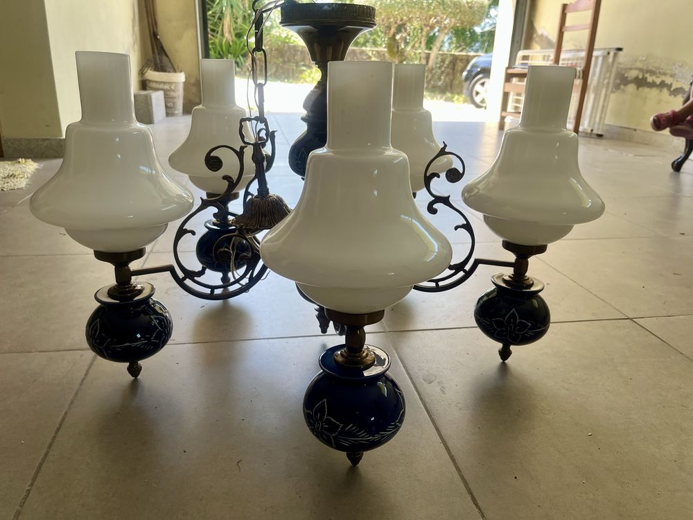 Candeeiro de tecto de metal e porcelana