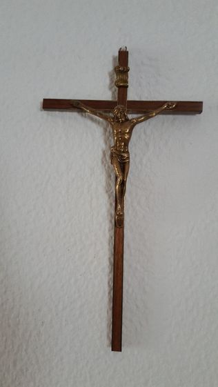 Crucifixo em madeira e bronze