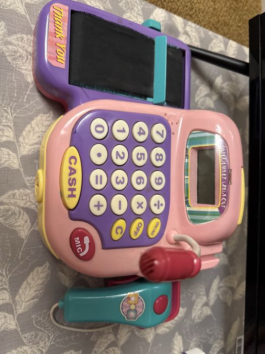 Дитяча каса і дитина в захваті + кошик з овочами та іграшк. тваринами