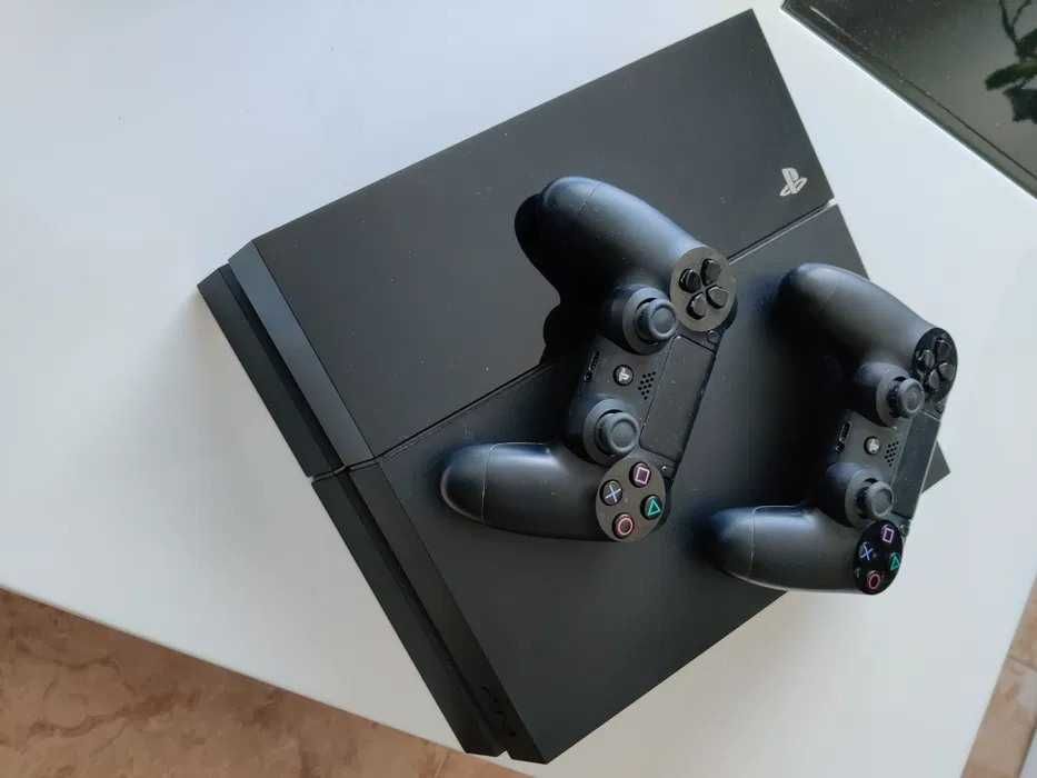 PlayStation 4 com dois comandos em excelente condição