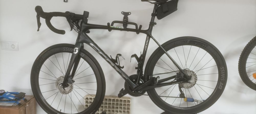 Bicicleta SCOTT Addict 10 disc prateada 2022