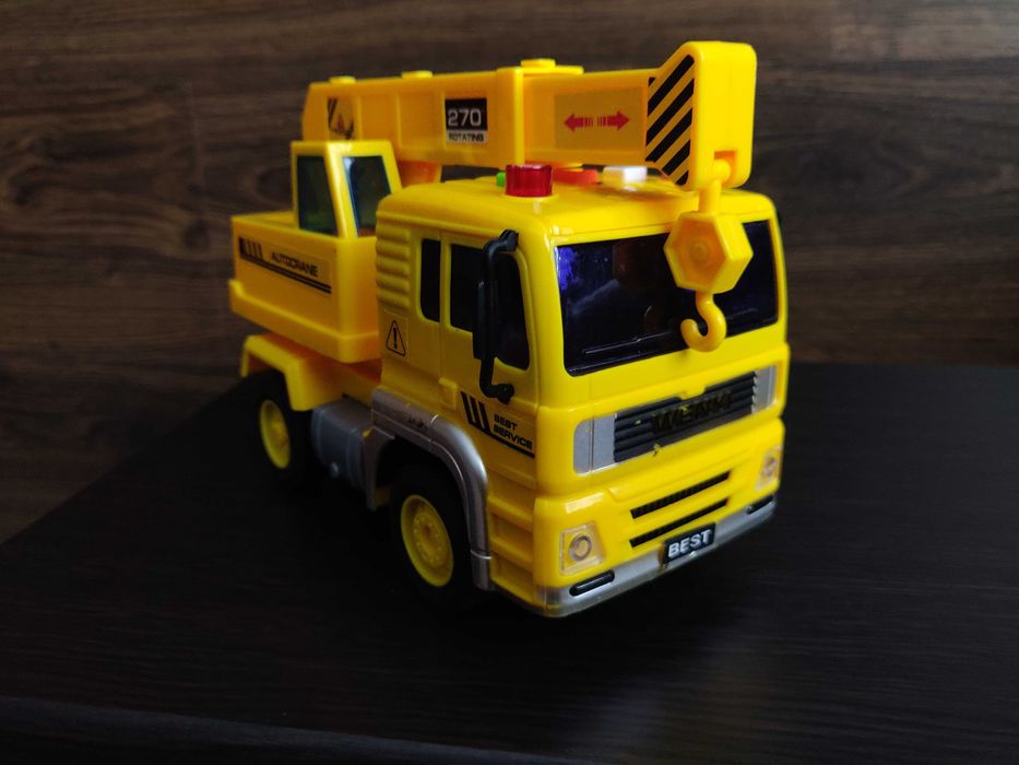Грузовик с краном Gearbox желтого цвета + подарок.