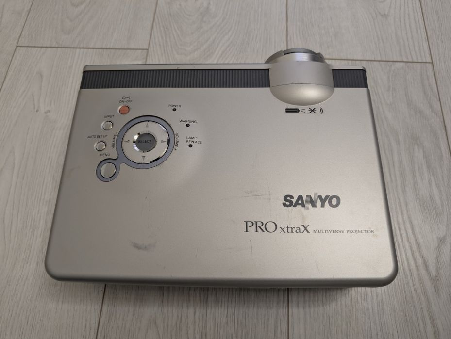 Японський проектор SANYO  PLC-XU51