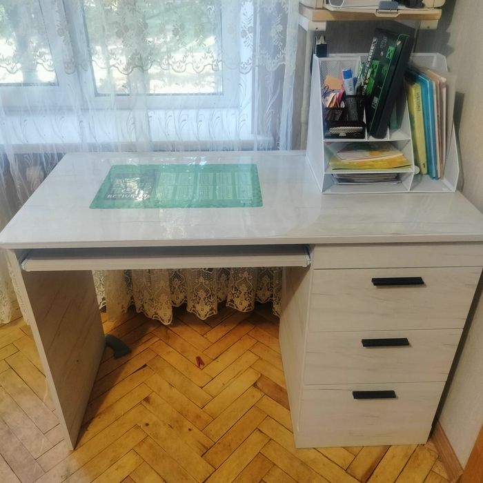 Терміново продаємо стіл письмовий колір дуб/Крафт білий