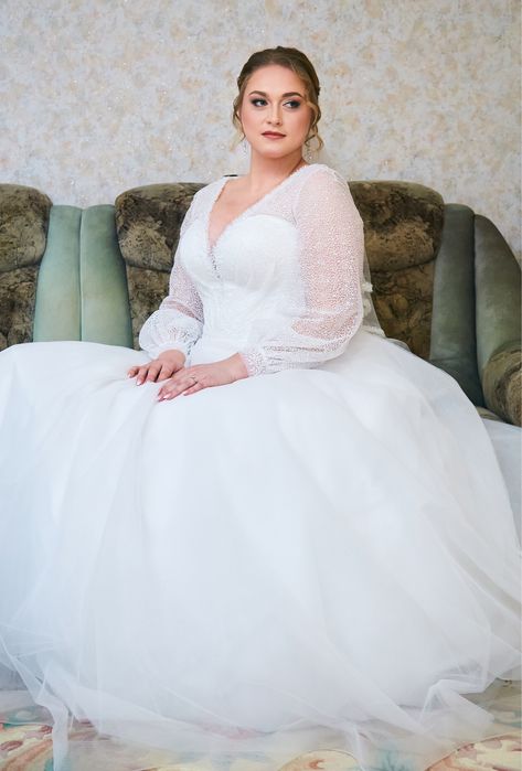 Весільна сукня довга пишна