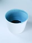 Biały ceramiczny pojemniczek z niebieskim wnętrzem