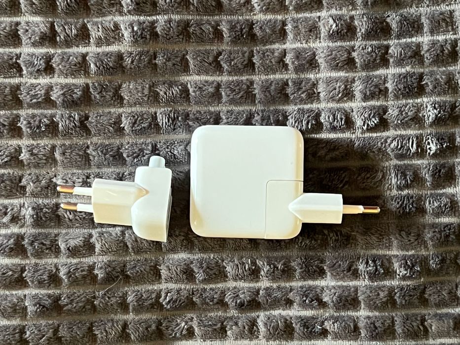 Дроти та блок живлення до техніки Apple