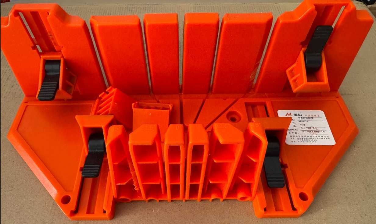 Plastikowa skrzynka uciosowa z zaciskami 35.5cm GAESHOW