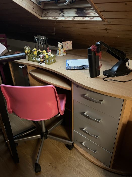 Mesa e cadeira de escritorio