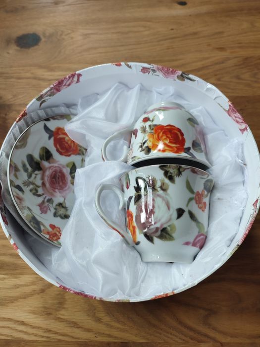 Filiżanki z porcelany że spodkami