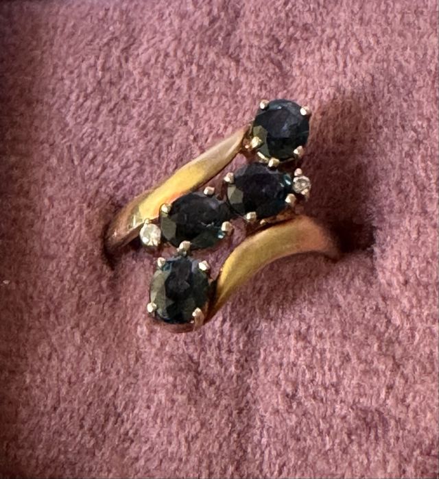 Золотое кольцо с сапфирами и бриллиантами