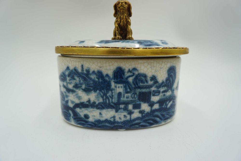BOMBONIERA szkatułka porcelana z brązem-piesek niebieska