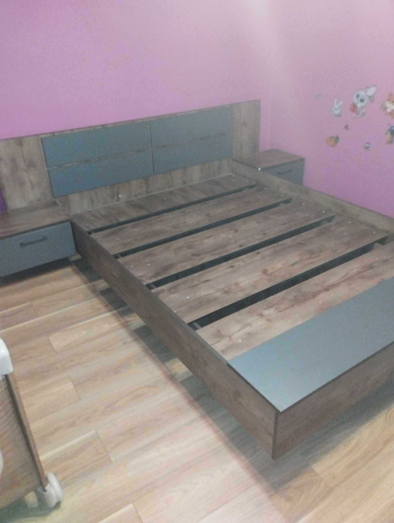 Łóżko sypialniane z półkami i siedziskiem