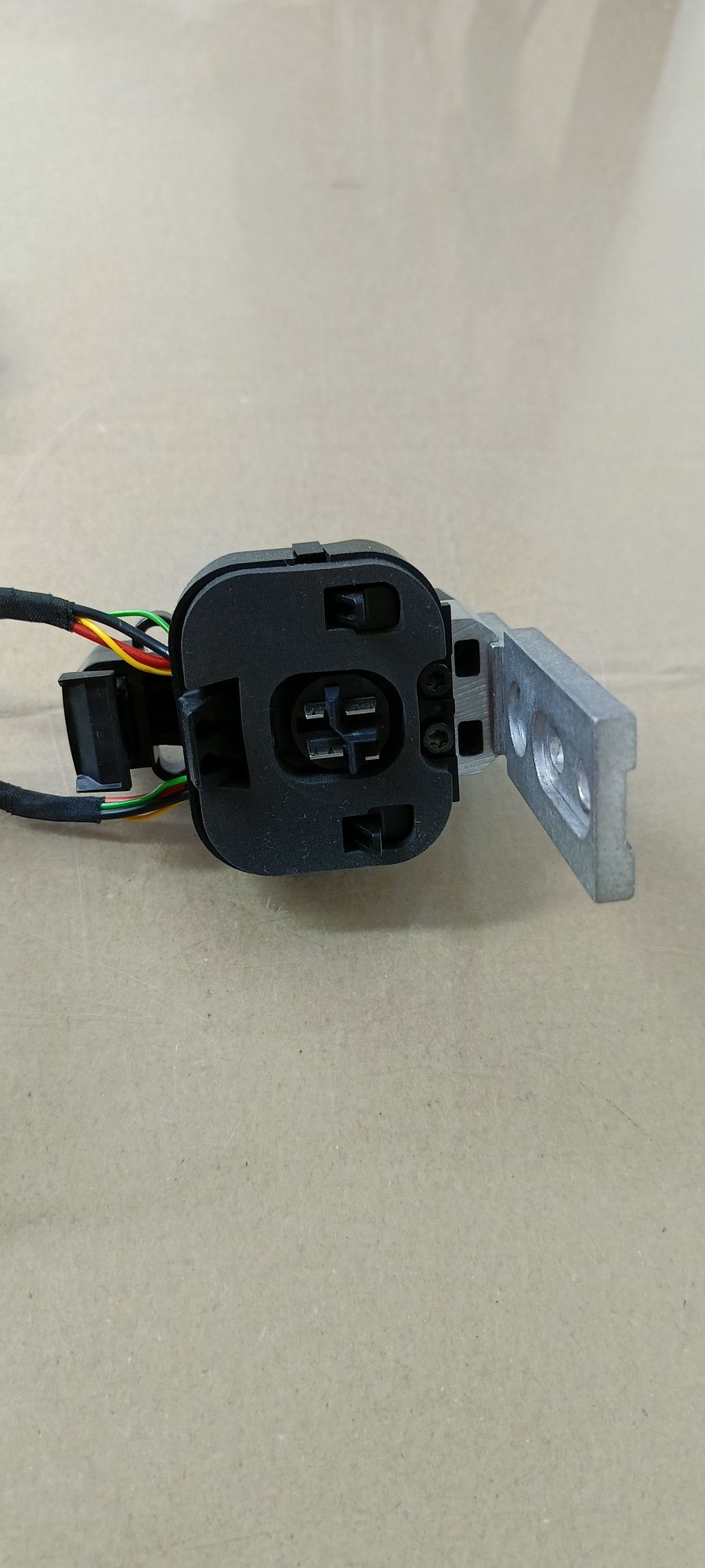 Nr1. Bosch Smart, gniazdko do baterii , kabel ładowania. Tuba