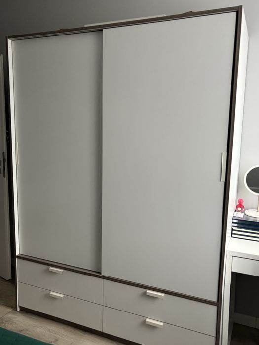 Biała szafa Ikea