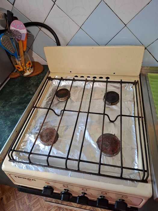 Продам б.у.газ плиту 4 х комфорну