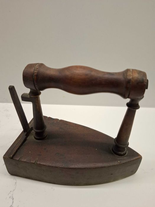 Mosiężne żelazka na duszę