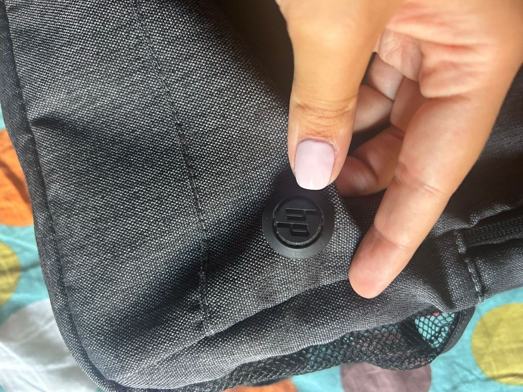 Mochila de computador HP preta.