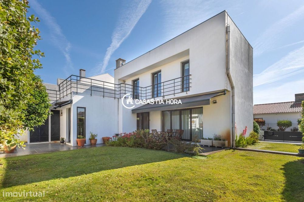 Moradia c/ Jardim | 4 frentes | 5 min Praia