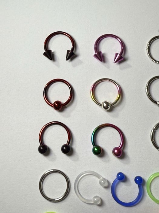 Сережки в нос септум циркуляр титан с камнями цветные необычные