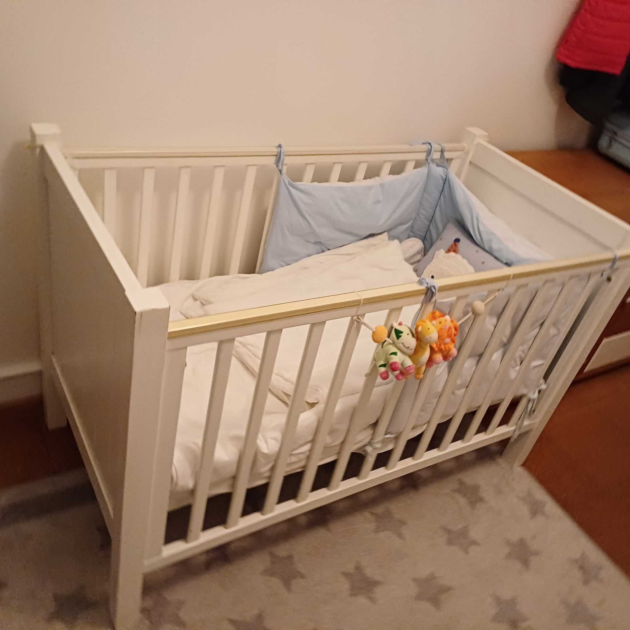 Cama para bebe usada em cor branca, carro de bebé e alcofa