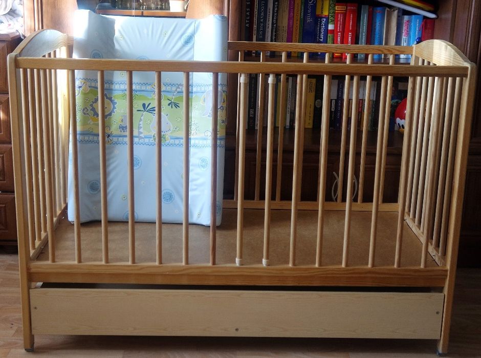 Łóżeczko dziecięce łóżko z szufladą i materac i przewijak