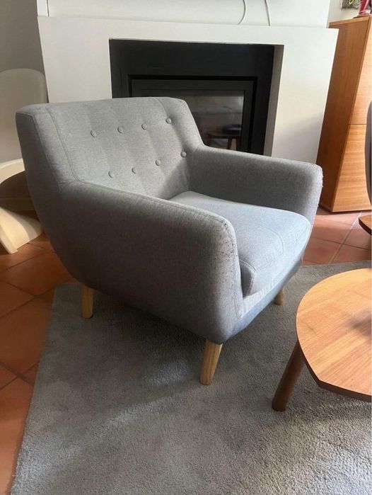 Cadeirão individual em capitonê - cinzento