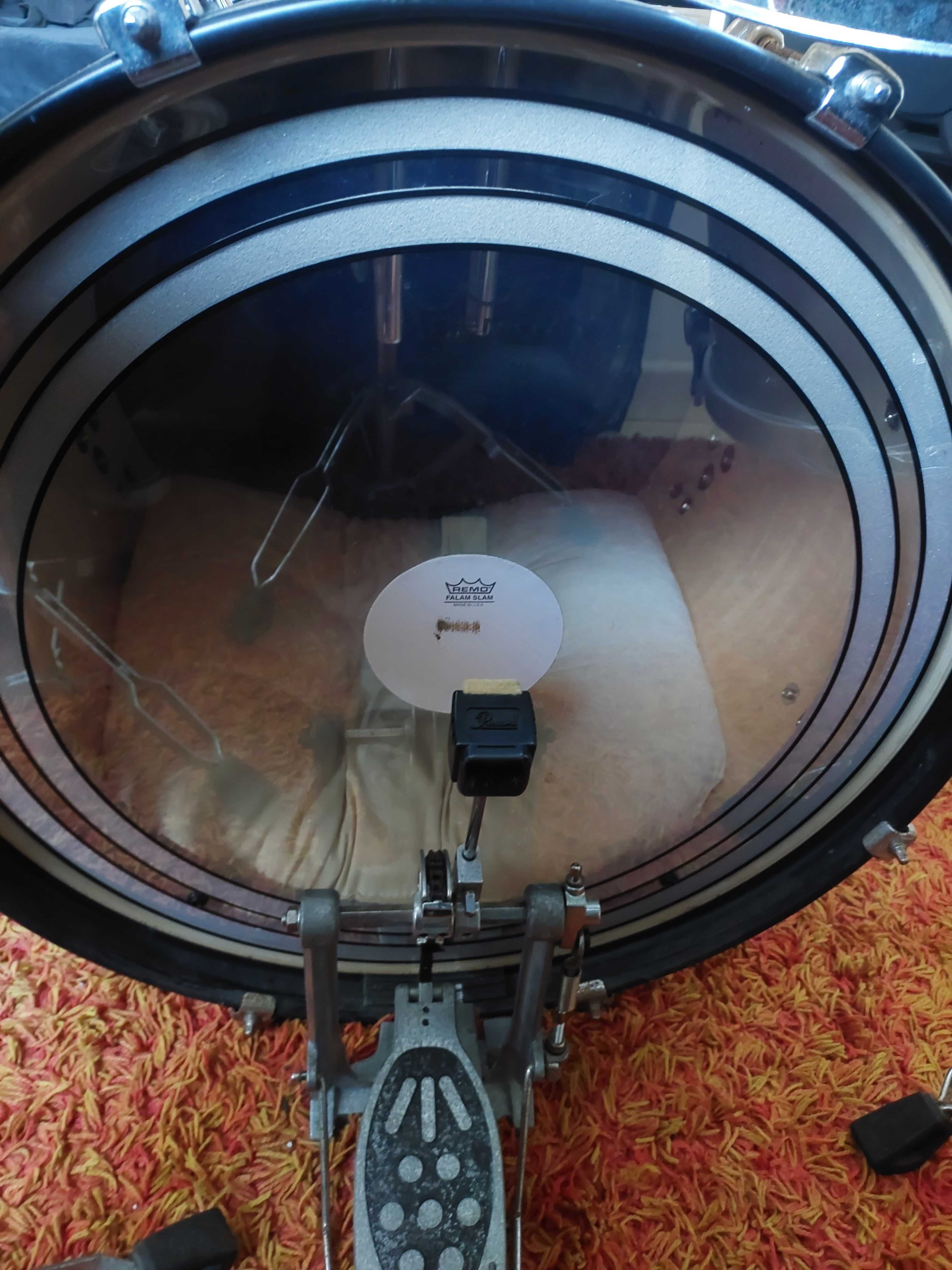 Bateria Pearl Forum Series em bom estado. 500€.