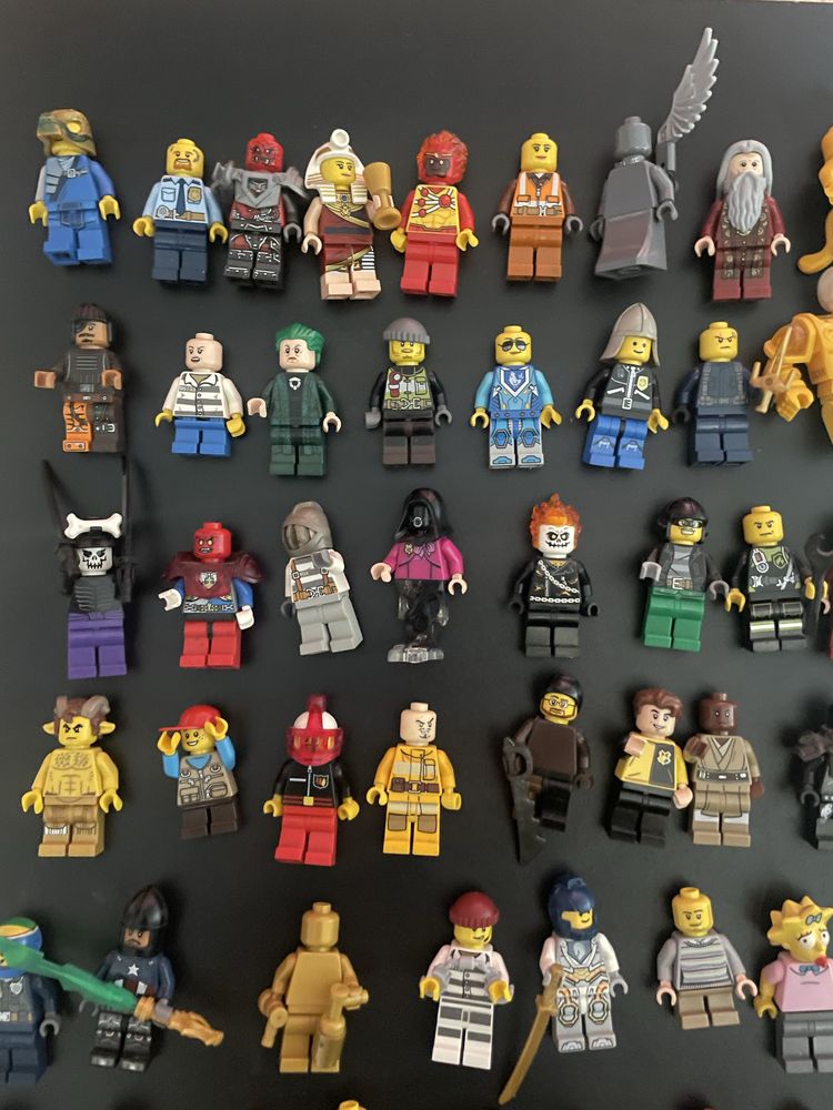 64 Minifiguras lego