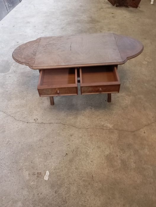 Vendo esta mesa muita bonita bom estado