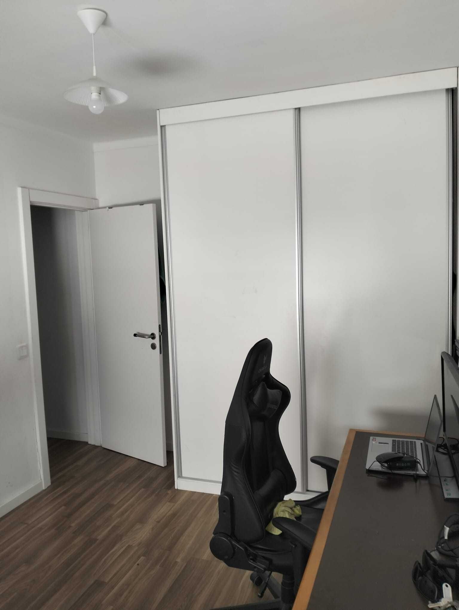 Quarto com cama de casal, individual em apto com ótima localização