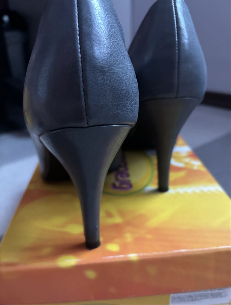 Buty na  obcasie