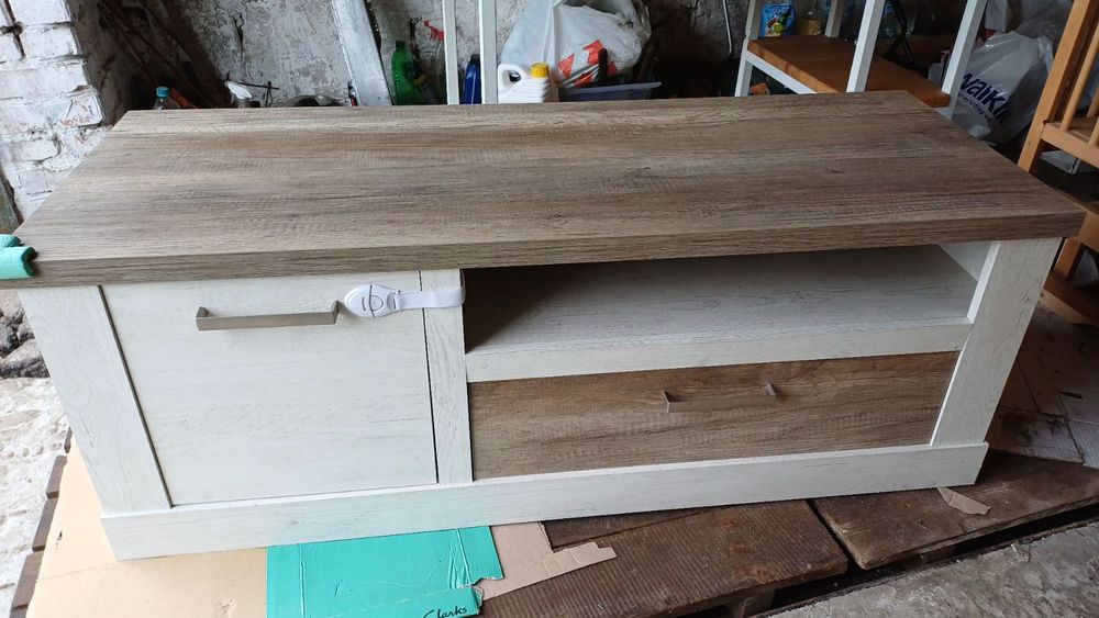 Продам тумбочку під телевізор.