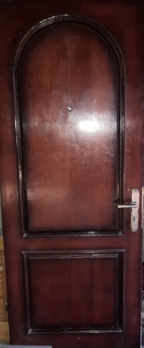 Вхідні двері бордового відтінку