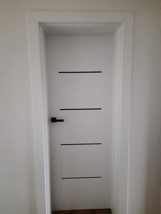 Białe drzwi z ościeżnicą ERKADO szkło anty finger