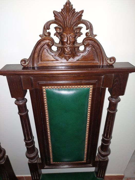 Cadeiras em madeira maciça