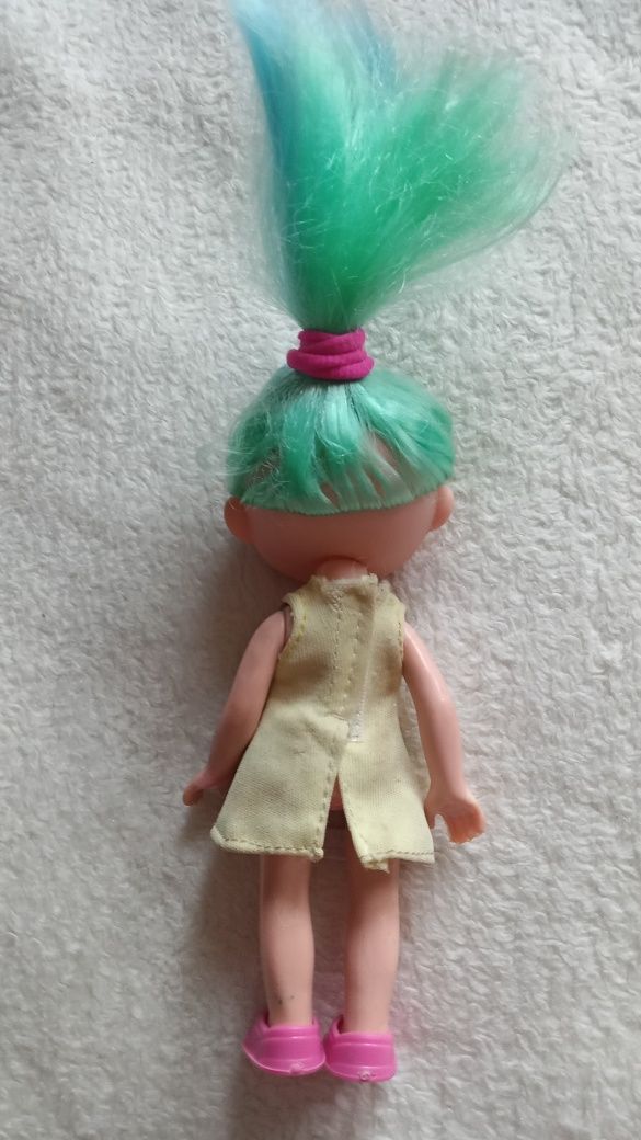 Lalka dziewczynka z zielono-niebieskimi włosami
