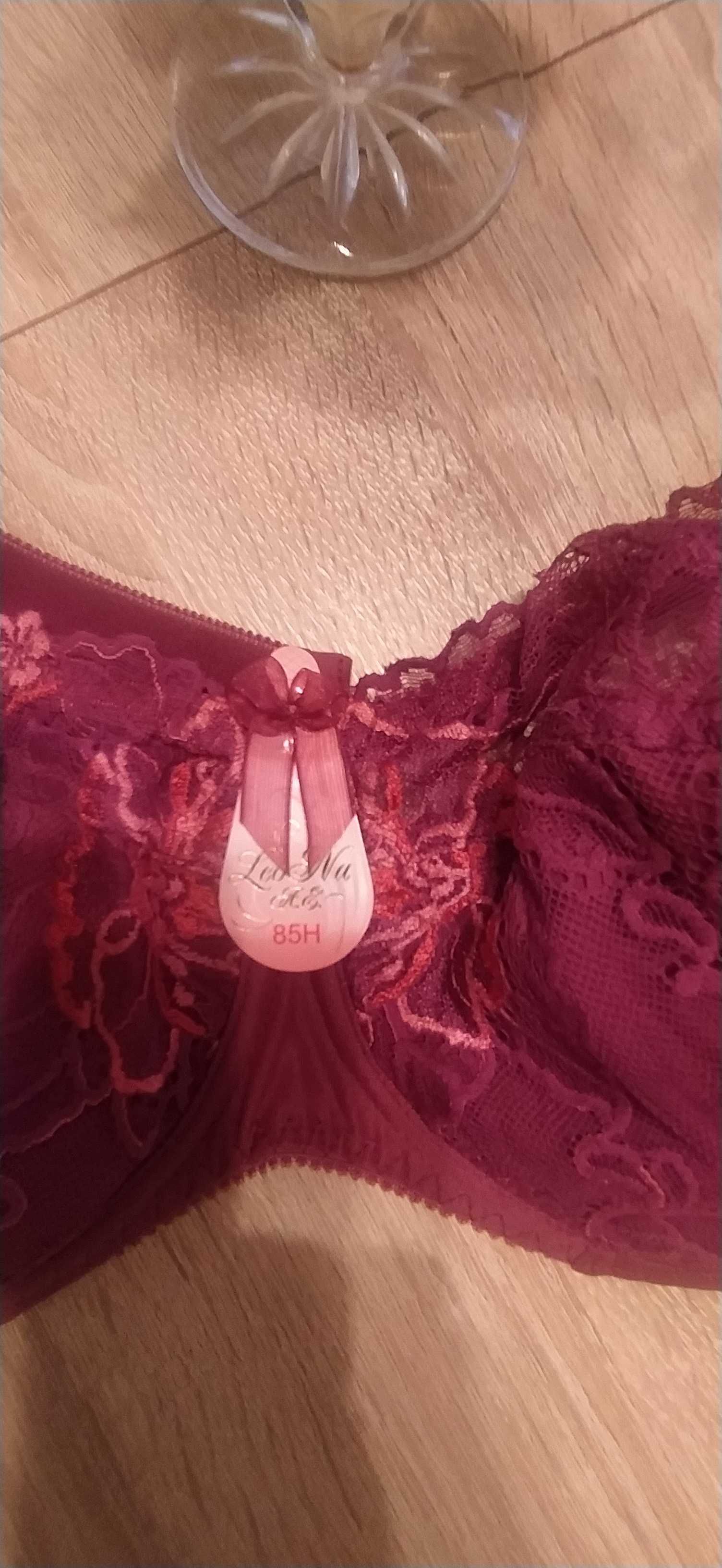 Stanik na 85H .z fiszbinami pod miseczką zapięcie na 2 haftki.