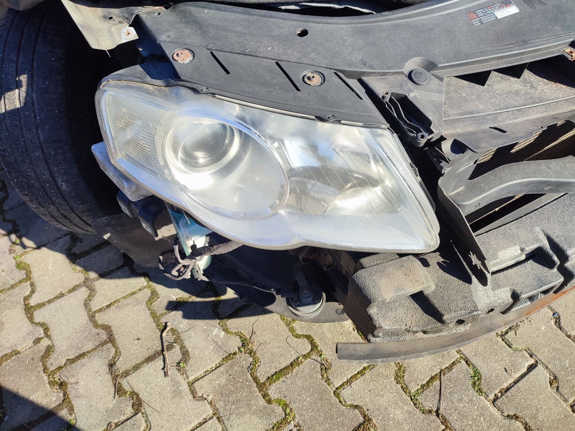 Lampy przednie Passat B6 Europa stan bdb