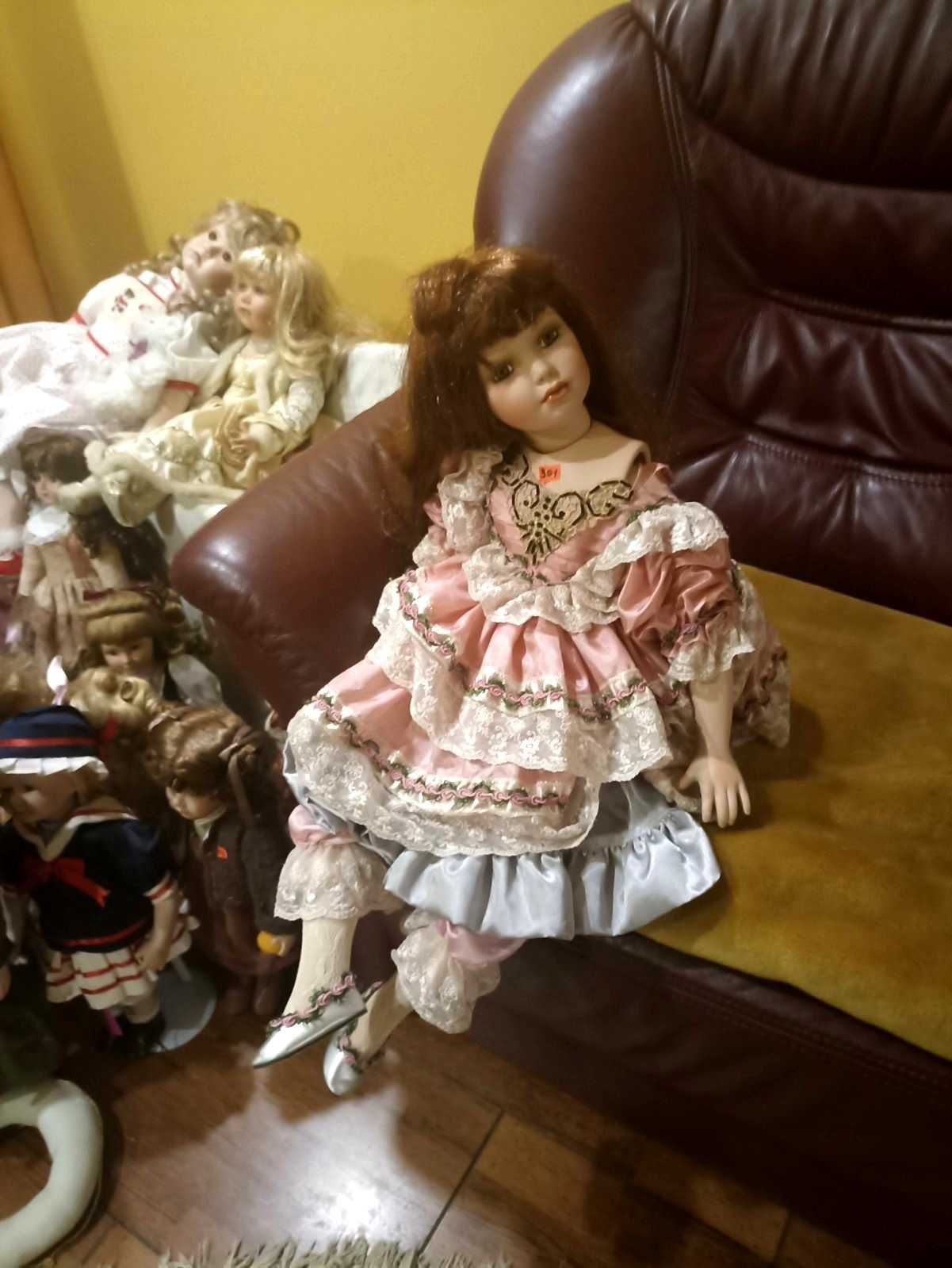 Коллекционая фарфоравая кукла  состоятние новой.